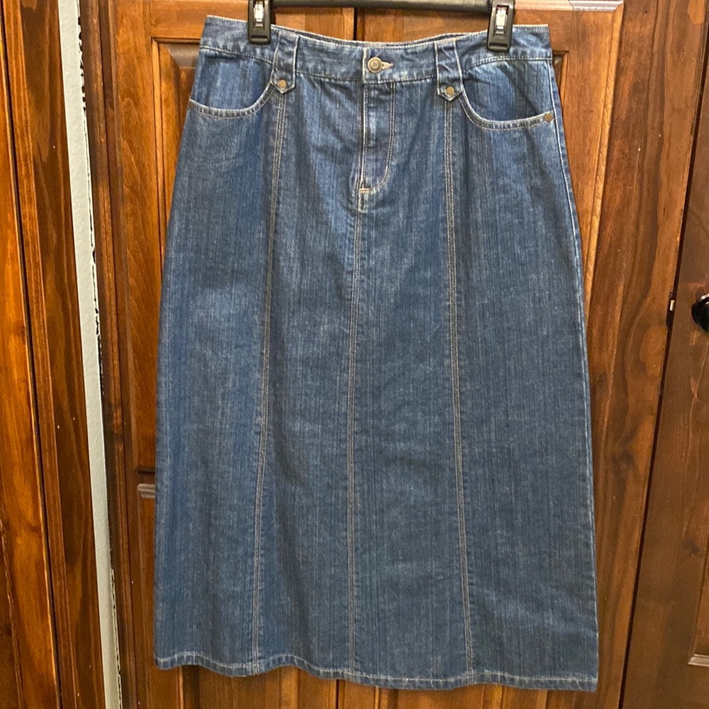 Ladies Eddie Bauer Blue Denim Jean Skirt. Size 10.    100% Cotton.